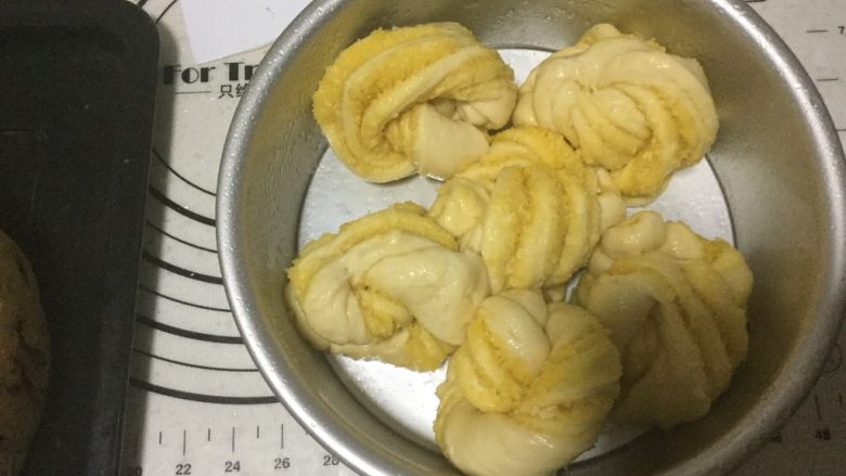 中种椰香老面包&红豆面包,喷水加盖保鲜膜,等待再次发酵后,烤箱预热150度,50分钟
