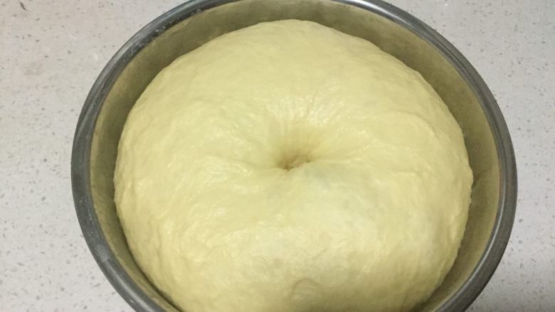 中种椰香老面包&红豆面包,等到面团发酵到两倍大的时候,中间戳个洞不回缩的时候就好了,拿出来排气,然后松弛20分钟。