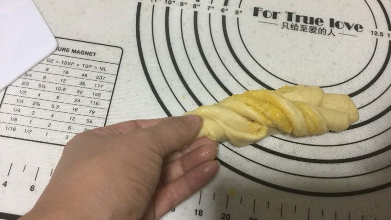 中种椰香老面包&红豆面包,扭一下,对折,把一个头穿过另一头