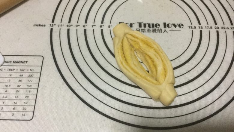 中种椰香老面包&红豆面包,中间切开,注意两头不要切断。