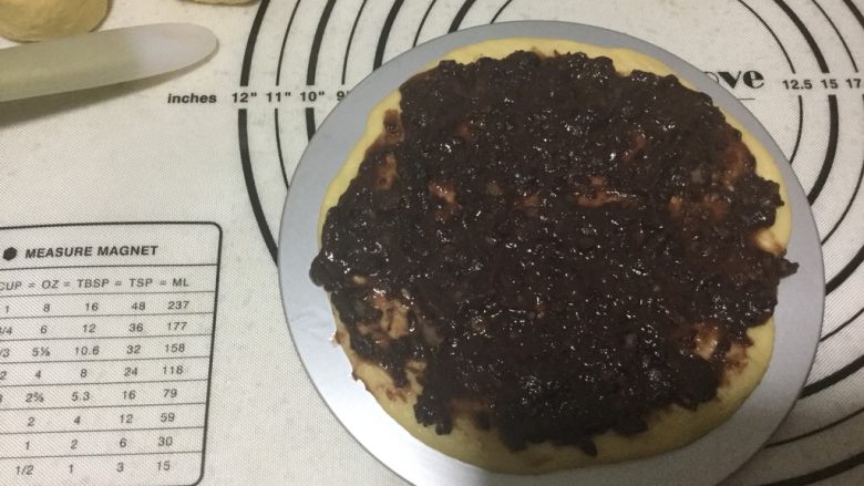 中种椰香老面包&红豆面包,把面团擀成8寸蛋糕模底稍小一点,然后涂一层豆沙,这个豆沙是我自己做的,所以不太好看。
