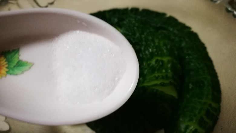 厨房挑战+素菜~蓑衣黄瓜,碗中加入适量盐