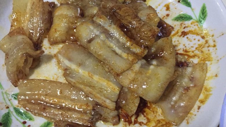梅菜扣肉,然后把煎好的肉表面刷上一层<a style='color:red;display:inline-block;' href='/shicai/ 865'>蜂蜜</a>,并倒入老抽,盐,搅拌均匀