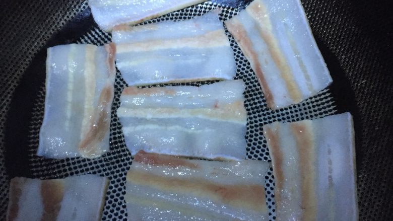 梅菜扣肉,锅烧热,放入五花肉小火把两面都煎成金黄色