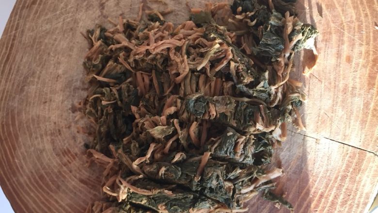 梅菜扣肉,拧干的梅干菜,切小段,放置干净的盘子里备用
