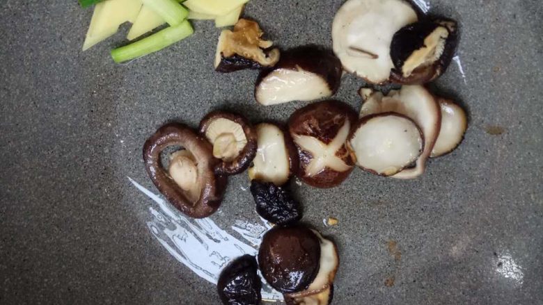 荷叶冬菇蒸滑鸡,6、第六步
加入姜片和葱段炒香,如果油不够,可以适量加入一点油。炒香就可以捞起来倒入鸡肉中。
