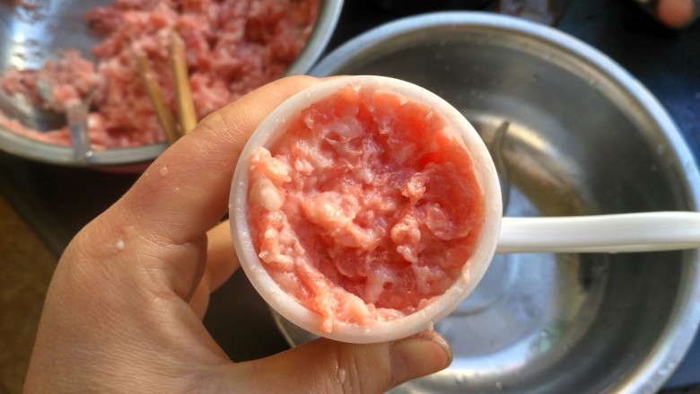 自制脆皮肠,灌肠器(买肠衣都会送的)装满肉馅