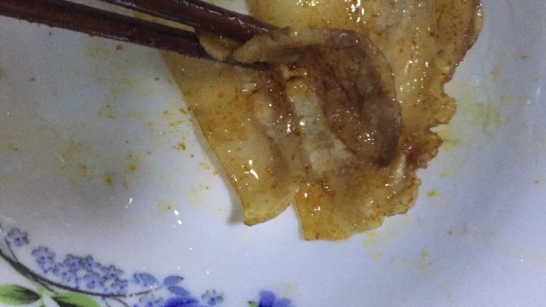梅菜扣肉,准备好一个广口的大碗,把刚才拌好的肉片一片一片反着摆到碗里,成一行