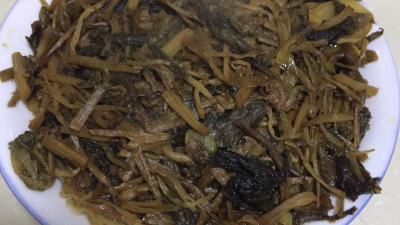 梅菜扣肉,放入蒸锅,冷水下锅,烧开后转中火蒸50分钟出锅,我这个刚出锅上面还带袅袅青烟呢~