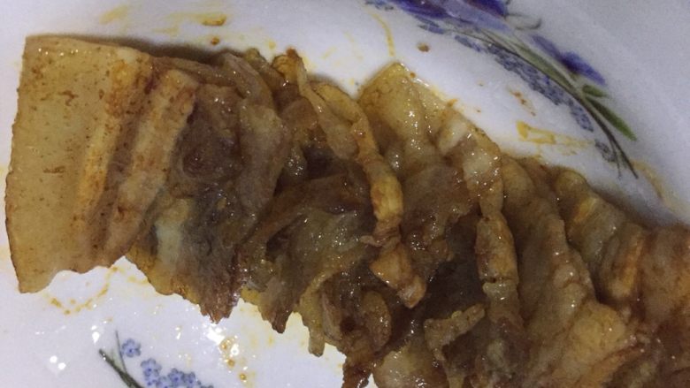 梅菜扣肉,如图,所谓反着摆就是把肉皮冲下面,这样一会扣盘子的时候,才会漂亮的
