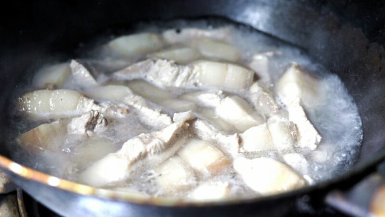 烧红肉,五花肉冷水下锅和水一起煮开,煮至肉变色,捞出,用温水冲洗净肉上的沫,沥干水份备用。