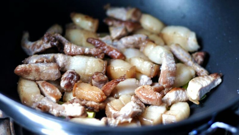 烧红肉,放入五花肉翻炒,炒出香味,