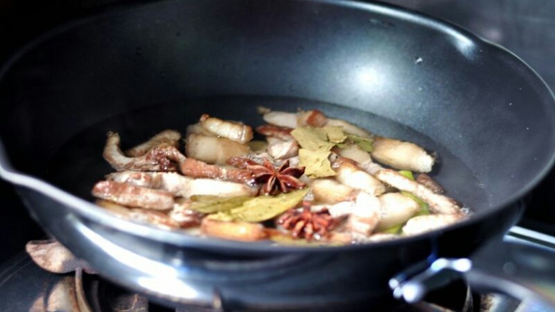 烧红肉,倒入开水,沫过五花肉,然后,放入桂皮、花椒、大料、香叶