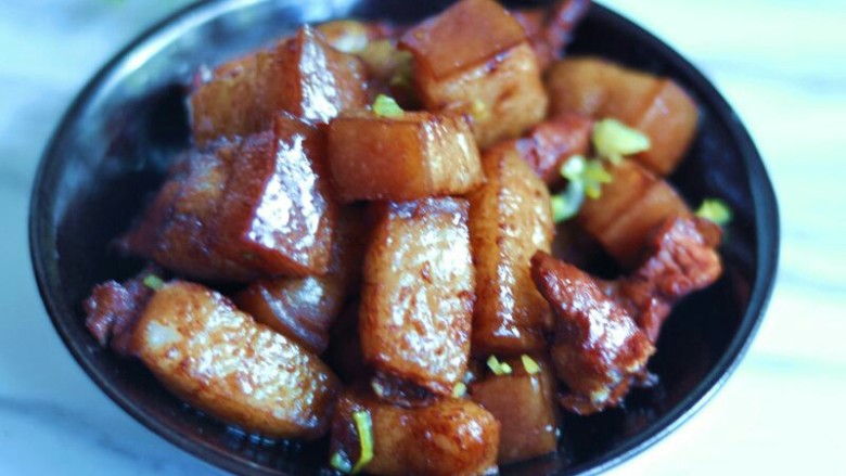 烧红肉,然后盛出装盘,撒上葱花装饰,一碗美味的红烧肉,就做好了。