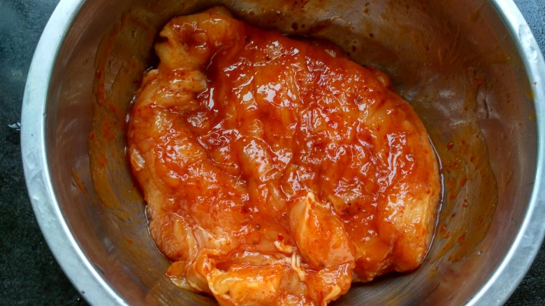 牛油果鸡肉沙拉,<a style='color:red;display:inline-block;' href='/shicai/ 101'>鸡胸肉</a>放两勺蒜蓉辣酱腌制半个小时以上。没有酱的,可以用适量蜂蜜、盐、耗油,老抽,料酒,能吃辣椒的再放点辣椒,进行腌制。