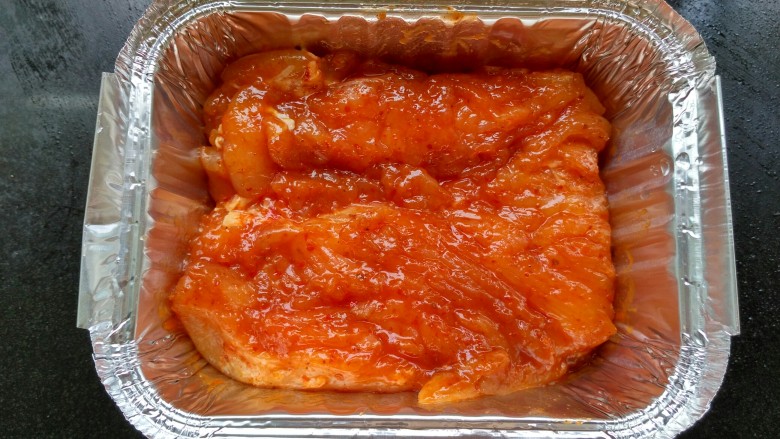 牛油果鸡肉沙拉,腌制好的鸡肉放在锡纸盒里,烤箱200度烤15分钟。没有锡纸盒的,烤盘铺上锡纸烤。
