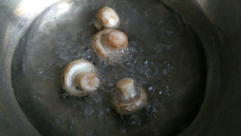 牛油果鸡肉沙拉,口菇放入开水里煮熟