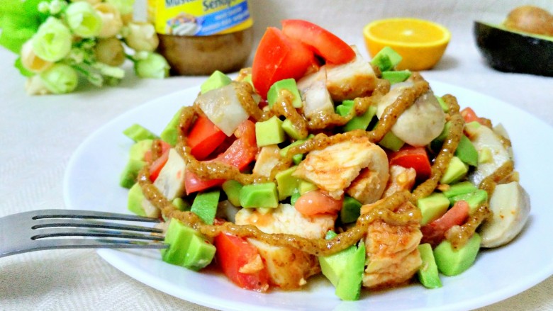 牛油果鸡肉沙拉,把所有食材混合一起,放入<a style='color:red;display:inline-block;' href='/shicai/ 4856'>沙拉酱</a>,拌匀就可以开吃了。