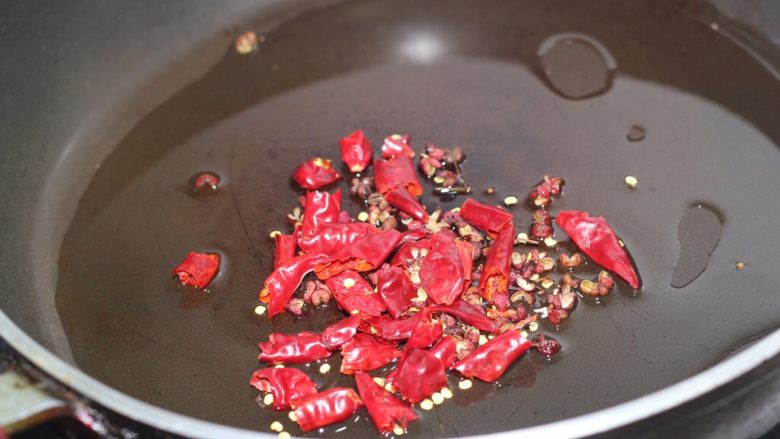 干煸豆角,素菜中的挖掘机,锅里重新倒一小勺食用油,凉油的时候下辣椒和花椒,小火加热到闻到香味。