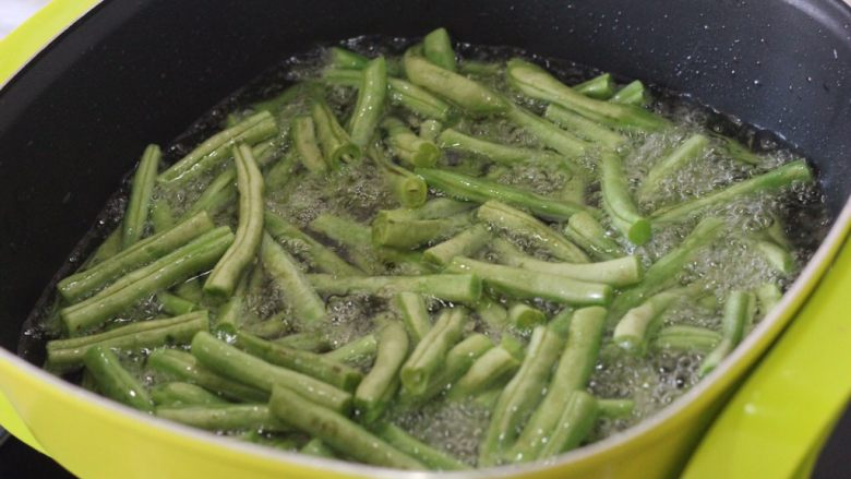 干煸豆角,素菜中的挖掘机,油温上来后下豆角中火煎炸。