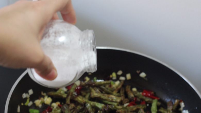 干煸豆角,素菜中的挖掘机,出锅前加适量的盐调味,搞定!