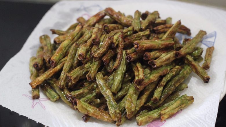 干煸豆角,素菜中的挖掘机,捞出去用厨房用纸吸油。