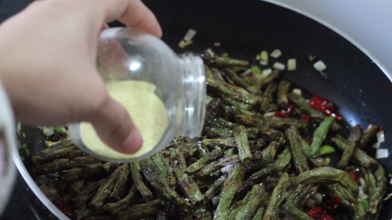 干煸豆角,素菜中的挖掘机,下吸过油的豆角快速翻炒五六下加鸡精提鲜。