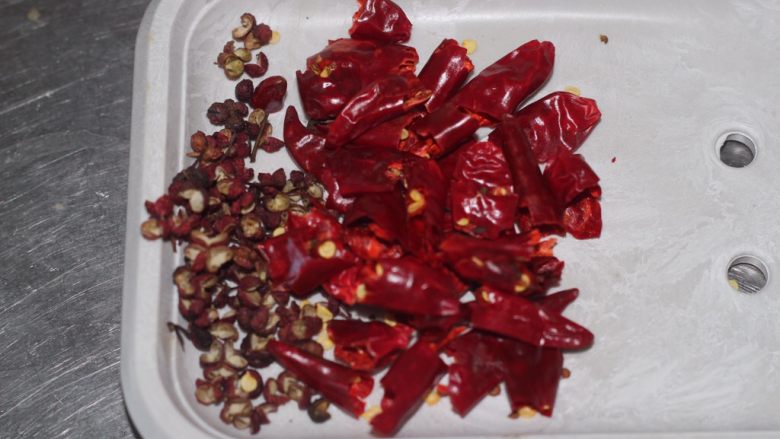 干煸豆角，素菜中的挖掘机,<a style='color:red;display:inline-block;' href='/shicai/ 86474'>干辣椒</a>切成段去籽，<a style='color:red;display:inline-block;' href='/shicai/ 700'>花椒</a>提前备出来。