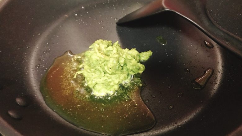 牛油果意大利面(简单版),倒入牛油果泥,,开小火