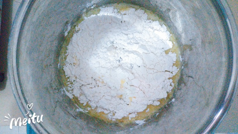 泡芙全家福,烧开后把盆端下来放到一块湿布上!倒入过筛好的低粉,迅速搅拌!