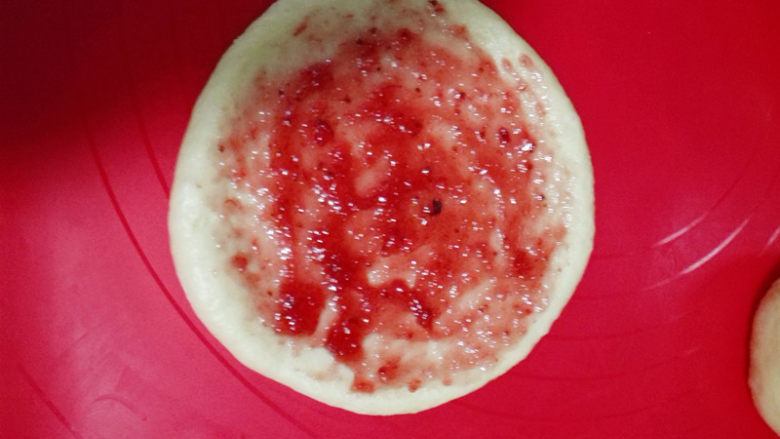 果酱夹心网纹面包,上面涂上适量草莓果酱,