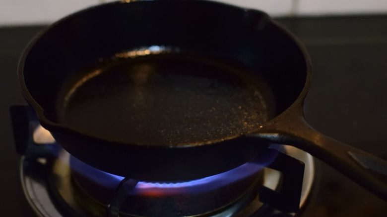 这么简单,这么好吃的蒜味盐煎鸡翅,大火烧热铸铁锅。普通平底锅也可。