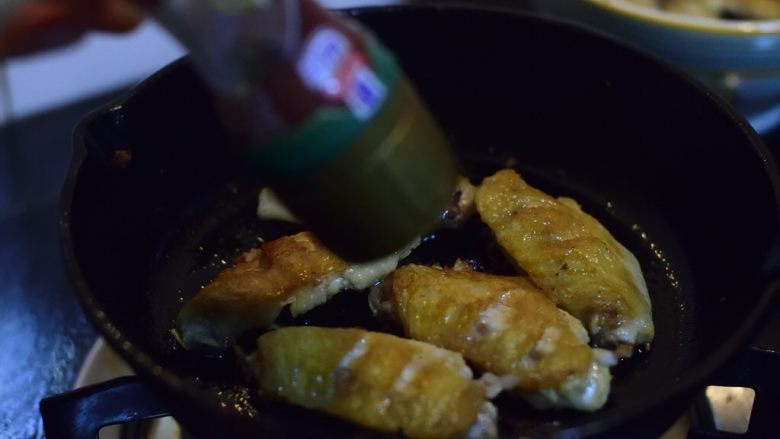 这么简单,这么好吃的蒜味盐煎鸡翅,直到不再有血水渗出,两面都是金黄色。磨入<a style='color:red;display:inline-block;' href='/shicai/ 134340'>黑胡椒粉</a>。