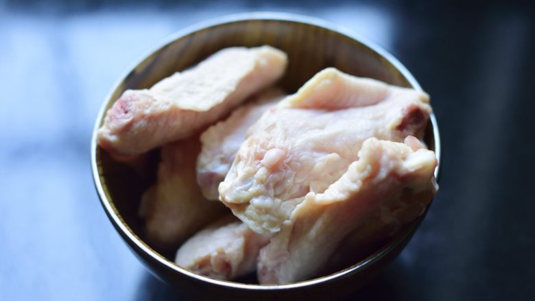 这么简单,这么好吃的蒜味盐煎鸡翅,鸡翅化冻至室温,洗净沥干,用纸巾擦干。