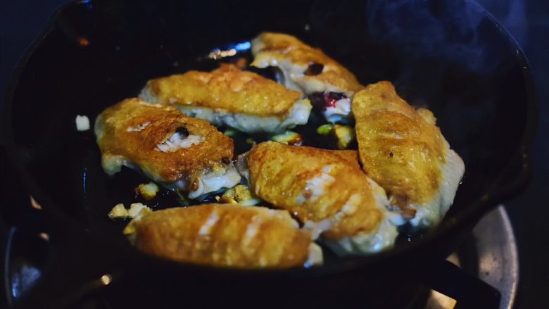 这么简单,这么好吃的蒜味盐煎鸡翅,一面煎至金黄色,翻面再煎。