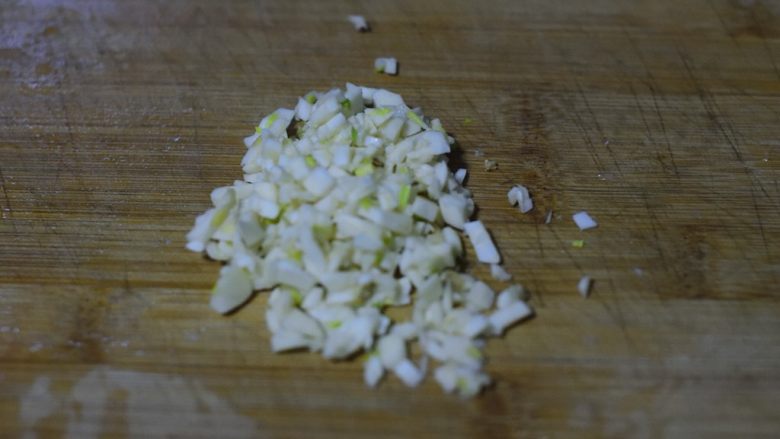 这么简单,这么好吃的蒜味盐煎鸡翅,将鸡翅从冰箱里取出。准备蒜末。
