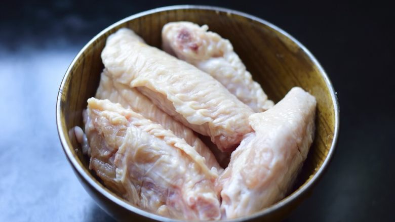 这么简单,这么好吃的蒜味盐煎鸡翅,放在冰箱里腌三小时。