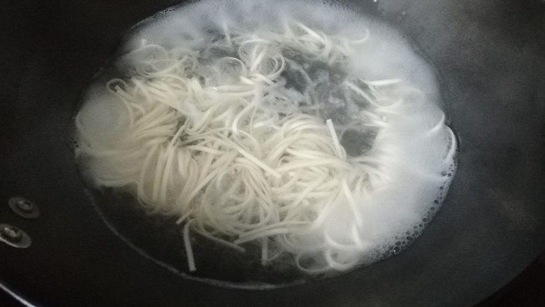 西红柿鸡蛋面,面下锅，煮熟，捞起，沥干
