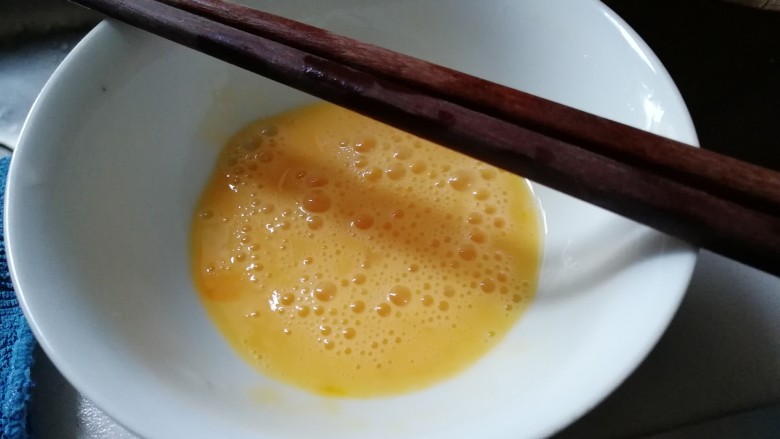 西红柿鸡蛋面,<a style='color:red;display:inline-block;' href='/shicai/ 9'>鸡蛋</a>打散