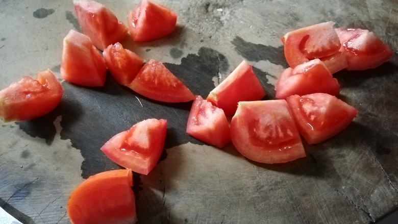 西红柿鸡蛋面,<a style='color:red;display:inline-block;' href='/shicai/ 3551'>西红柿</a>切小块