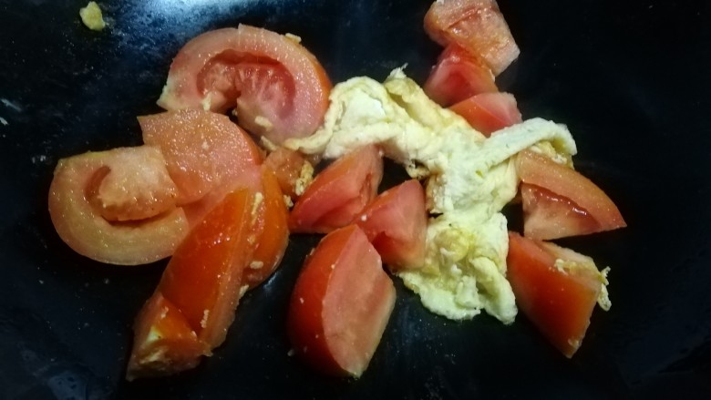 西红柿鸡蛋面,加油，鸡蛋煎好，放西红柿翻炒