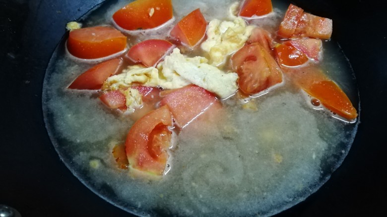 西红柿鸡蛋面,放水煮开