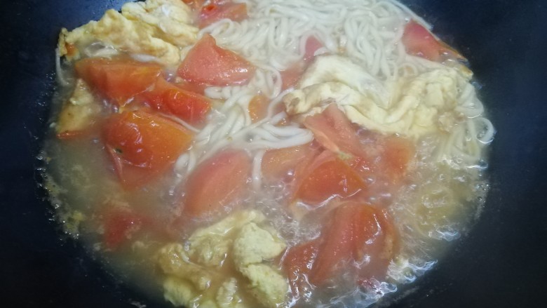 西红柿鸡蛋面,煮开