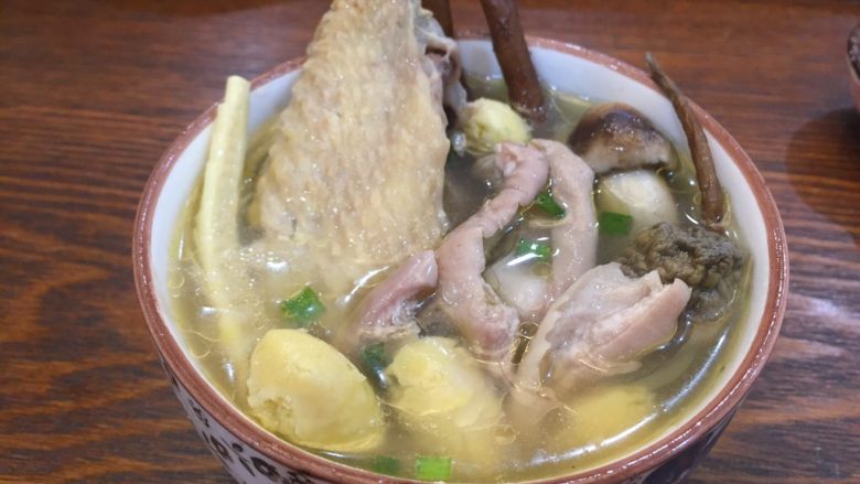 唯爱炖鸡~白果肚子松茸多鲜土鸡汤,给你爱的家人盛上热气腾腾的一碗,定会还一个幸福的微笑