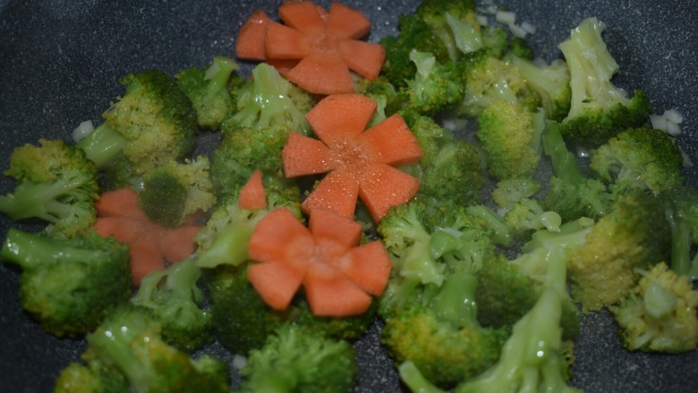 厨房挑战+素菜+蒜蓉西兰花,还有胡萝卜,迅速翻炒