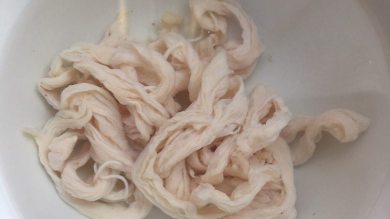 Q弹脆皮肠,灌肠子之前先把肠衣放在盐水里泡半个小时,祛除腥味(很多人说某宝上有肠衣卖,我这里是直接去猪肉档上买的猪小肠让卖肉的人帮我现刮的肠衣,一来这样新鲜,二来自己看着的比较放心)