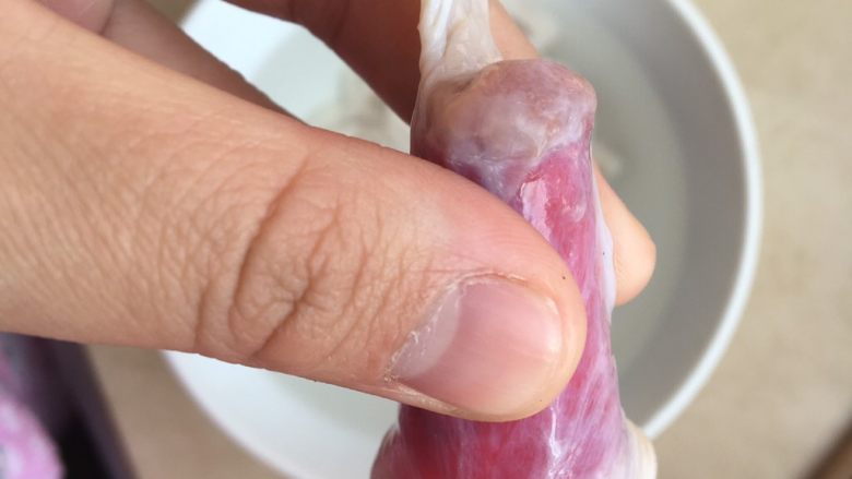 Q弹脆皮肠,我是用自己家里的漏斗灌的,先在漏斗口放点肉润滑,然后把肠衣套在漏斗口上
