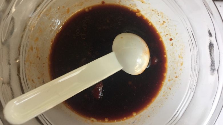 鲜到掉眉毛的花甲粉,两勺料酒、两勺生抽、一勺老抽、一勺<a style='color:red;display:inline-block;' href='/shicai/ 705'>豆瓣酱</a>、几滴木姜子油混合均匀备用