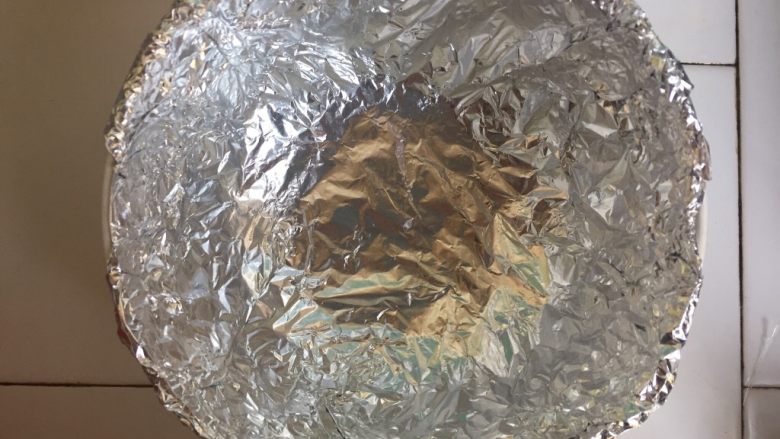 鲜到掉眉毛的花甲粉,锡纸对半折好放碗内整出碗的模型