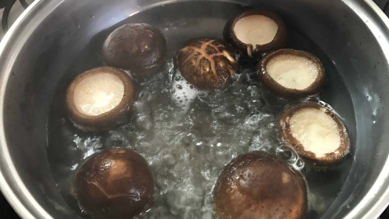 香茹蒸鹌鹑蛋,把处理好的香茹放锅中加少许盐焯下水。